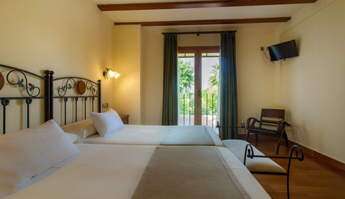 Habitación tradicional con 2 camas individuales, balcón