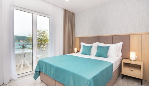 Habitación estándar con 1 cama doble o 2 individuales, en edificio anexo