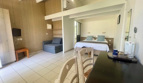 Habitación, terraza, en la zona del jardín