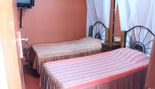 Habitación con 2 camas individuales, 2 camas individuales, baño privado