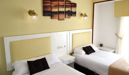 Habitación doble superior, vistas parciales al mar