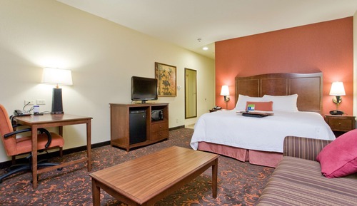 Estudio con cama matrimonial grande