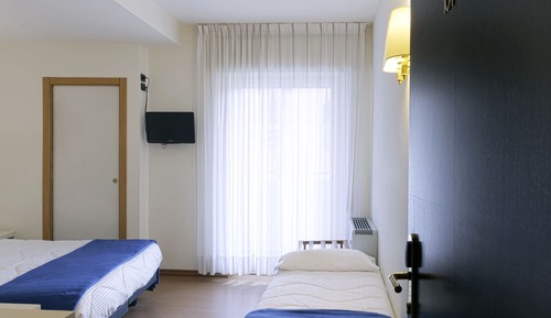 Habitación triple económica, varias camas