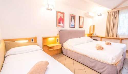 Camera Tripla Classic