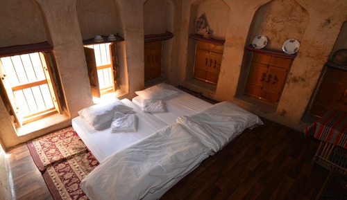 Habitación tradicional con 2 camas individuales, baño compartido