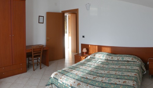 Habitación con 1 cama doble o 2 individuales, en una planta alta