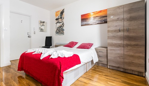 Standard Studio, Ensuite