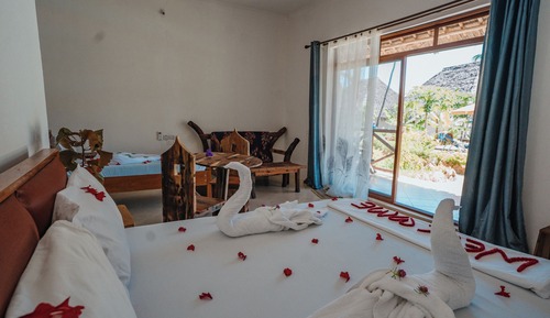 Habitación triple Deluxe, vistas a la piscina