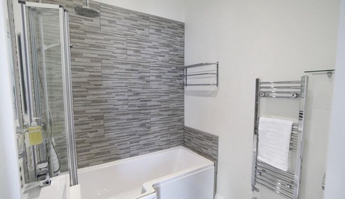 Habitación Deluxe con 1 cama doble o 2 individuales, baño privado (Room 1 )