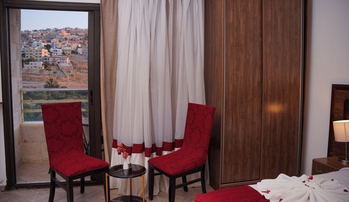 Habitación superior con 2 camas individuales, vistas a la ciudad