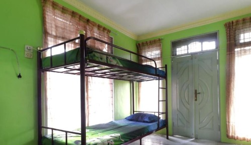 Dormitory Fan, Shared Bathroom