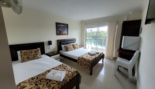 Habitación triple superior, varias camas, balcón (3 beds)