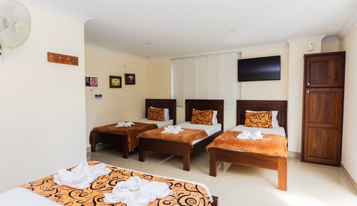 Habitación cuádruple superior, varias camas, balcón