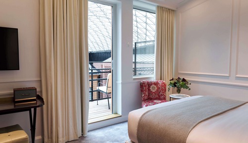 Habitación superior, balcón (Courtyard)