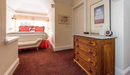 Nutmeg, Bass Cottage