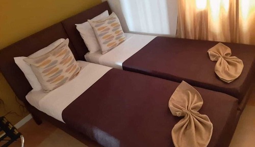 Habitación Confort, varias camas, balcón