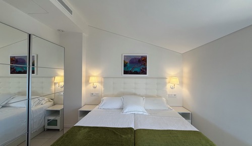 Habitación superior con 2 camas individuales, vistas a la montaña