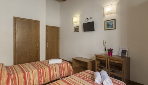Habitación básica con 2 camas individuales