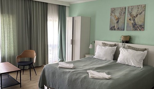 Estudio, balcón, vistas a la ciudad