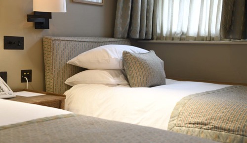 Habitación con 2 camas individuales, baño privado