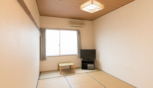 Habitación tradicional con 2 camas individuales, fumadores, baño compartido