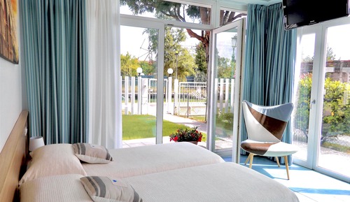 Habitación con 1 cama doble o 2 individuales, vistas al jardín