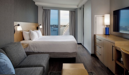 Habitación, varias camas, vistas al puerto (2 Queen Beds with Sofabed)