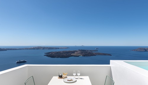 Honeymoon Suite with Outdoor Jetted Tub & Caldera View