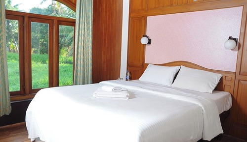 Triple Bed Deluxe A/C Houseboat (AC timings- 0800PM-0800AM)