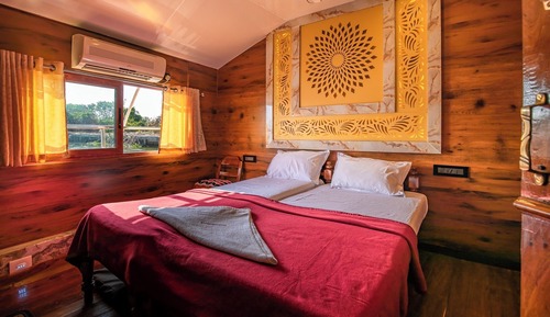 Two Bed Deluxe A/C Houseboat (AC timings- 0800PM-0800AM)