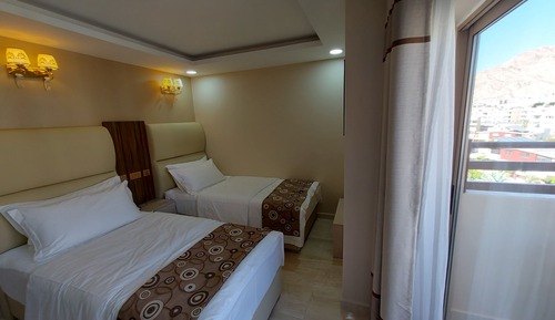 Habitación con 2 camas individuales, vistas a la montaña