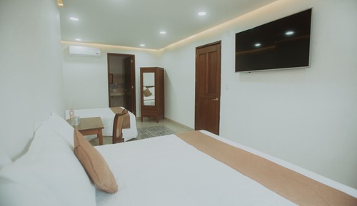 Habitación Confort doble, varias camas, balcón