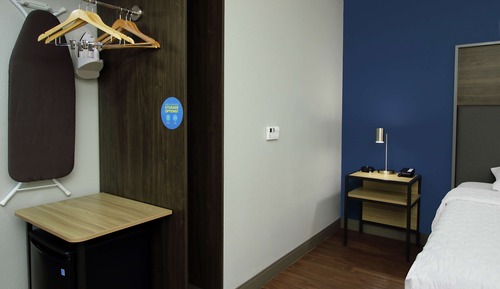 Habitación, 1 cama de matrimonio grande (Mobility & Hearing, Roll-in Shower)