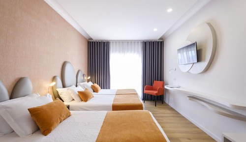 Habitación triple básica, balcón, vistas a la ciudad