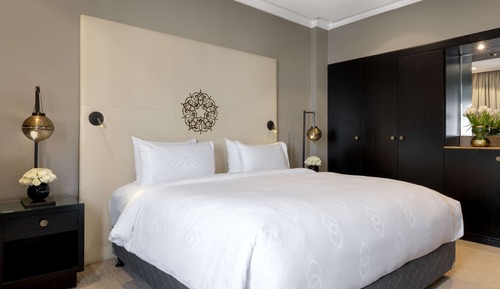 Habitación superior, 1 cama de matrimonio grande (Partial Haram Plaza view)