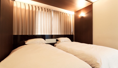 Habitación superior con 2 camas individuales, vistas a la ciudad