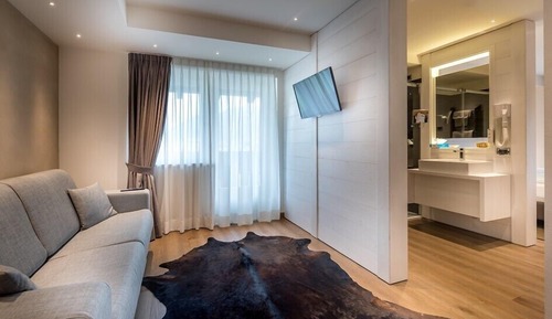 Suite (White)
