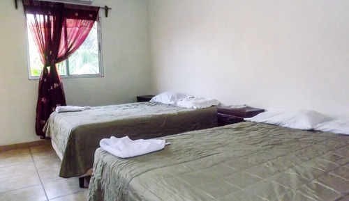 Habitación doble, 2 camas dobles, baño privado