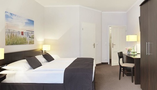 Suite junior, vistas parciales al mar