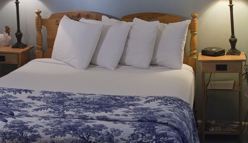 Champlain, 1 Queen Bed and 1 Twin Bed