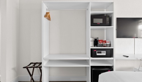 Habitación, 1 cama de matrimonio grande, no fumadores (Mob/Hear, Roll-in Shower, City View)
