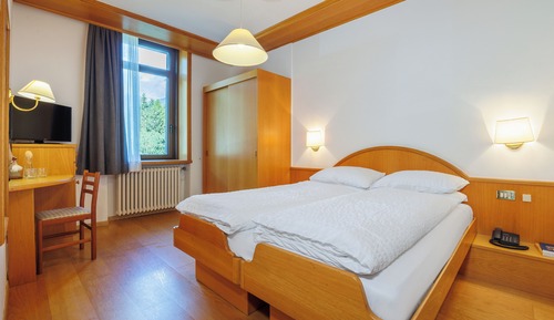 Habitación clásica con 1 cama doble o 2 individuales, vistas a la montaña