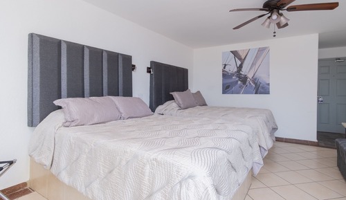 Habitación Deluxe, varias camas, balcón, vistas parciales al mar