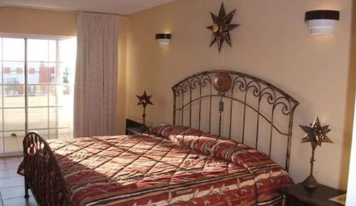 1 King Size Bed Room