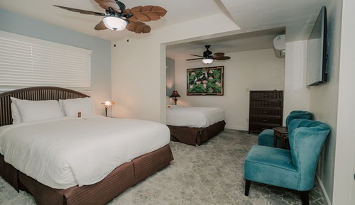 Habitación Deluxe, 2 camas de matrimonio, vistas parciales al mar