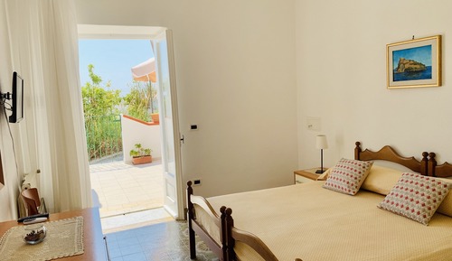 Habitación con 2 camas individuales, baño privado, vistas parciales al mar