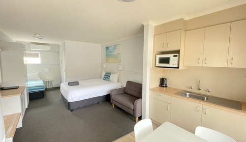 Habitación triple, cocina básica