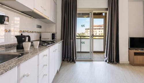 Estudio básico, vistas parciales al mar