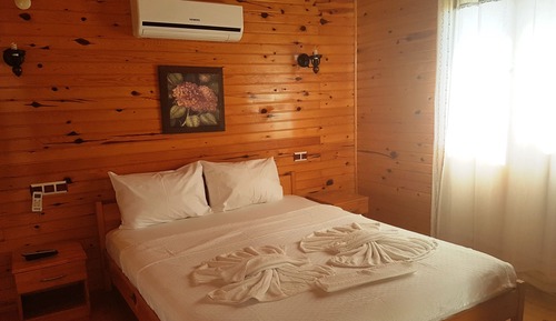 Habitación estándar con 1 cama doble o 2 individuales, vistas a la piscina