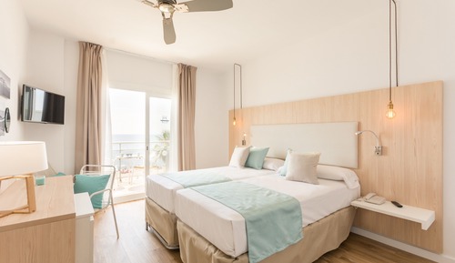 Habitación doble + cama supletoria, vistas al mar
